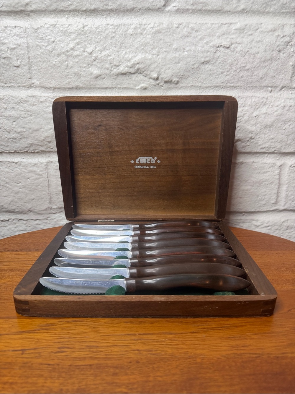 CUTCO, 9 Piece Serrated Steak Knife Set #1058 w/Org. Woden Box, Bakelite Handle